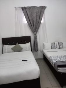 sypialnia z 2 łóżkami i oknem w obiekcie Linze lodge w mieście Durban