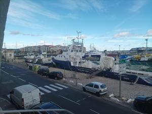 duża łódź zacumowana w porcie z samochodami w obiekcie 33 m2 face au port de Sète, Centre ville w mieście Sète +2 zdjęcia
