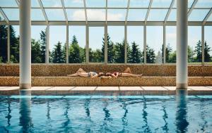 Pohorje Village Wellbeing Resort - Wellness & Spa Hotel Bolfenk tesisinde veya buraya yakın yüzme havuzu