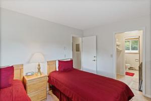 1 dormitorio con 2 camas con sábanas rojas y lámpara en Shadow Run en Steamboat Springs