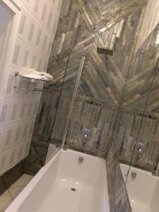Ванна кімната в Obaa Sima Guest House