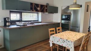 Kuchyňa alebo kuchynka v ubytovaní Relax Balaton Apartmanok