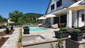 Bazén v ubytovaní Relax Balaton Apartmanok alebo v jeho blízkosti