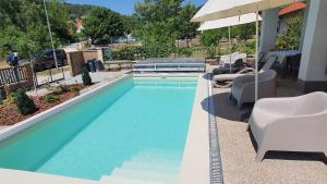 Bazén v ubytovaní Relax Balaton Apartmanok alebo v jeho blízkosti