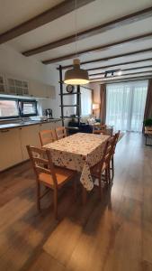 Kuchyňa alebo kuchynka v ubytovaní Relax Balaton Apartmanok