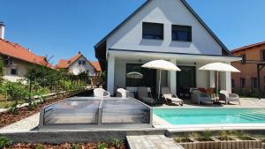 Bazén v ubytovaní Relax Balaton Apartmanok alebo v jeho blízkosti