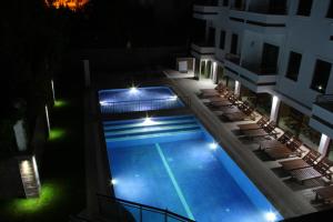 Majoituspaikan Malahit Exclusive City Hotel uima-allas tai lähistöllä sijaitseva uima-allas