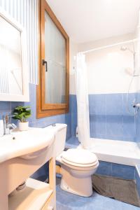 A bathroom at Pozas by Staynnapartments