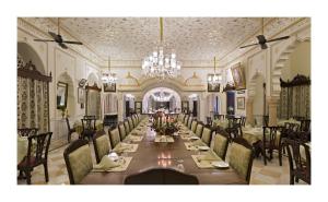 comedor grande con mesa larga y sillas en Nahargarh Ranthambhore, en Sawāi Mādhopur