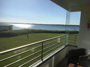 ein Zimmer mit Balkon und Meerblick in der Unterkunft Seaside in Glücksburg