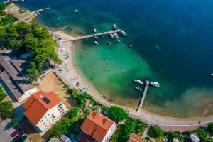 BanjolにあるApartment Villa Alba Rabの海上ボートが浮かぶビーチの空中ビュー +50枚の写真