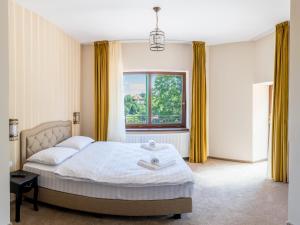 um quarto com uma cama e uma grande janela em Casa Moritz em Brasov