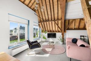 a living room with a pink couch and a table at Number 9 holiday apartments in Middelburg
