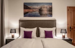 Giường trong phòng chung tại Arthur's Hotel und Apartments am Achensee