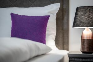 Giường trong phòng chung tại Arthur's Hotel und Apartments am Achensee