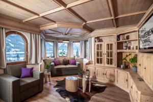 ein Wohnzimmer mit zwei Sofas und einem Tisch in der Unterkunft Arthur's Hotel und Apartments am Achensee in Maurach