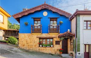 uma casa azul com varandas numa rua em Awesome Home In Carabanzo em Cárabanzo