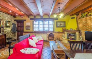 uma sala de estar com um sofá vermelho e uma mesa em Awesome Home In Carabanzo em Cárabanzo