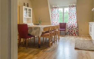 FinspångGorgeous Home In Finspång With Wifi的配有桌椅的厨房和餐厅