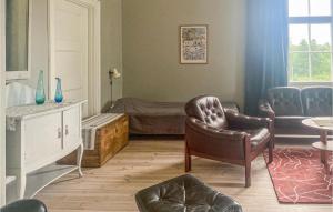 Gorgeous Home In Finspång With Wifi的休息区