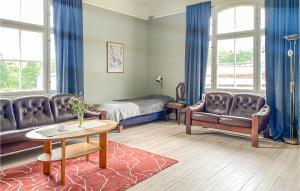 Gorgeous Home In Finspång With Wifi的休息区