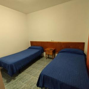 Habitación con 2 camas y mesa. en Villas Port Tropical, en Miami Platja