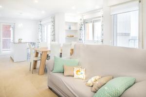 a living room with a couch and a table at Global Properties, Bonito apartamento en Urbanizacion Ciudad Mar in Puerto de Sagunto