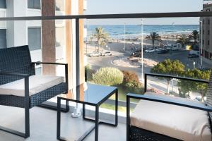 a balcony with a view of the ocean at Global Properties, Bonito apartamento en Urbanizacion Ciudad Mar in Puerto de Sagunto