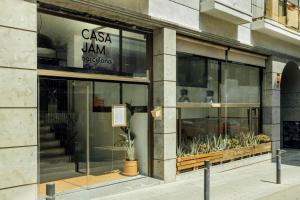 バルセロナにあるCasa Jam Barcelonaのガラス窓のある建物正面