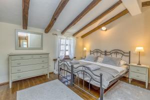 Un dormitorio con una cama y una cómoda. en Villa Santolina, en Baderna 41 fotos más