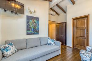 Una sala de estar con un sofá y un cuadro en la pared. en Villa Santolina, en Baderna