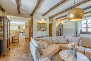 una sala de estar con un sofá y una mesa en Villa Santolina, en Baderna
