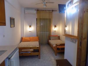 a small room with two beds and a kitchen at DIALEKTI STUDIOS in Toroni