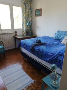 een slaapkamer met een bed met een blauw dekbed bij Dazzling 2-bedrooms with terrace near the beach - Dodo et Tartine in Le Pradet