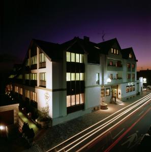 een gebouw 's nachts met de lichten aan bij Hotel Lösch Pfälzer Hof in Römerberg