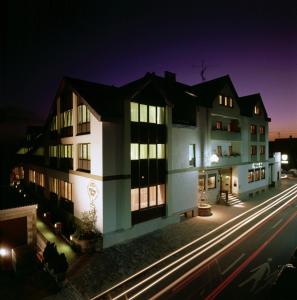 un edificio de noche con las luces encendidas en Hotel Lösch Pfälzer Hof, en Römerberg