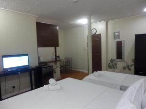 Kama o mga kama sa kuwarto sa Casa Saudade Condotels and Transient Rooms