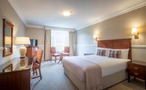 En eller flere senger på et rom på Court Yard Hotel