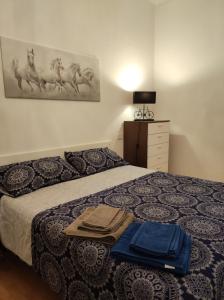 sypialnia z łóżkiem i obrazem koni na ścianie w obiekcie Mi casa es su casa w mieście Cividale del Friuli