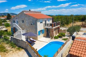 een extern uitzicht op een huis met een zwembad bij Villa Antica in Drage