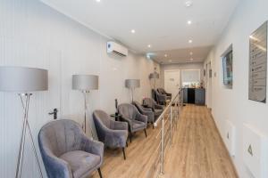 リスボンにあるDinya Lisbon Hotelの階段のある部屋の椅子