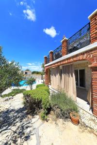 een bakstenen huis met een balkon erop bij Villa Antica in Drage