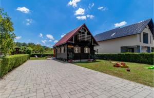 een huis met een stenen oprit ervoor bij Lovely Home In Ogulin With Wifi in Ogulin