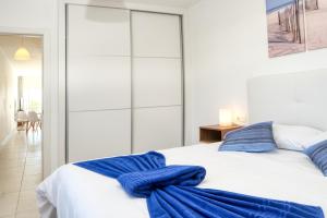 Posteľ alebo postele v izbe v ubytovaní Sunset view modern private poolside apartment