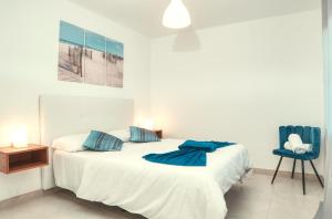 Posteľ alebo postele v izbe v ubytovaní Sunset view modern private poolside apartment