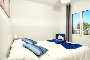 Posteľ alebo postele v izbe v ubytovaní Sunset view modern private poolside apartment + 20 fotografií