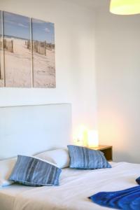 Posteľ alebo postele v izbe v ubytovaní Sunset view modern private poolside apartment