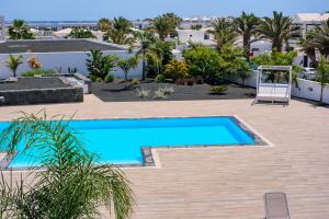 Bazén v ubytovaní Sunset view modern private poolside apartment alebo v jeho blízkosti