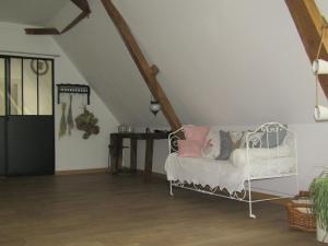 a room with a white chair and a table at chez LISON, HEBERGEMENT DE CHARME EN MADIRAN in Diusse
