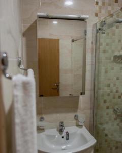 Koupelna v ubytování DeLux Apartmani + 20 fotografií